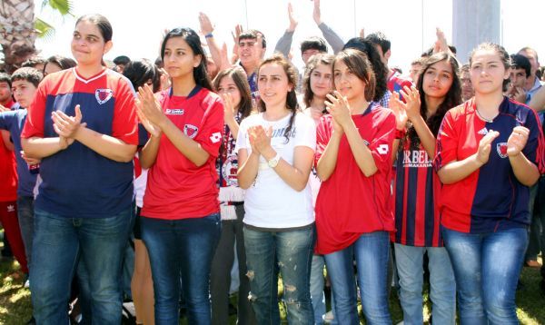 Bayanlar biletlerini Perşembe alacak! Bayanlar biletlerini Perşembe alacak!